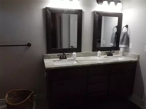 Bath - 2921 Stephanie Ln, Altus, OK 73521 photo 7 of 10