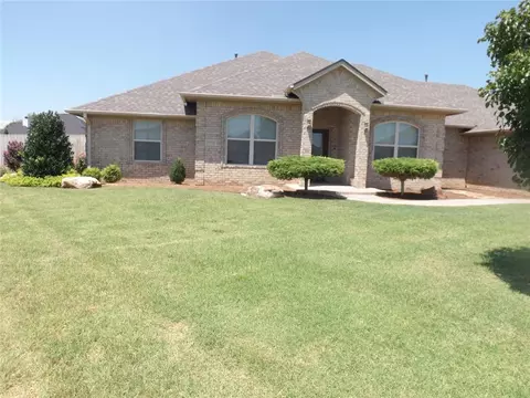 Exterior - 2921 Stephanie Ln, Altus, OK 73521 photo 7 of 14