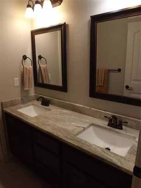 Bath - 2921 Stephanie Ln, Altus, OK 73521 photo 2 of 10