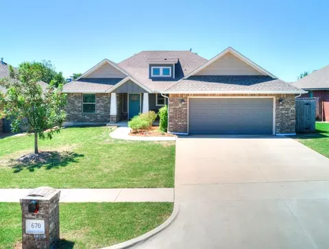 670 SW 11th St, Moore, OK 73160