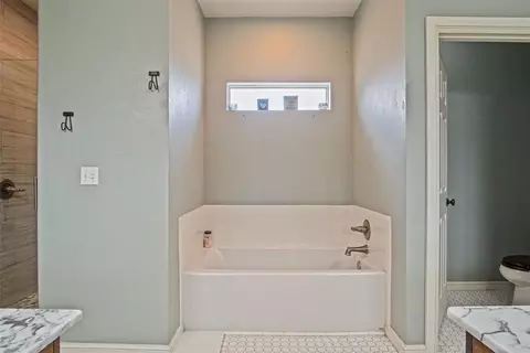 Bath - 4491 Carson Trl, Guthrie, OK 73044 photo 1 of 6