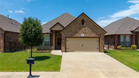 1013 Golden Leaf Dr, Moore, OK 73160