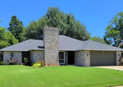 724 Three Oaks Dr, Midwest City, OK 73130