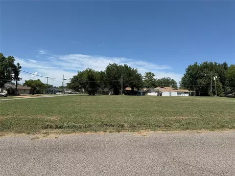 419 W 7th St, Stroud, OK 74079