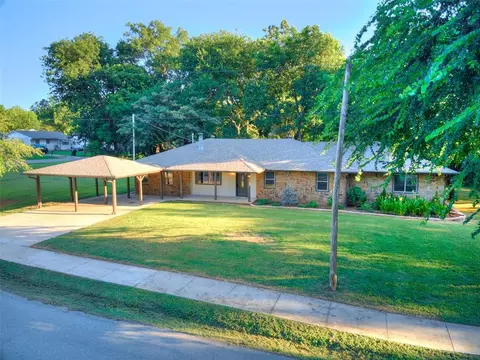 707 E Oak St, Noble, OK 73068
