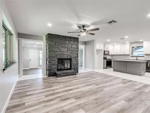 Living - 707 E Oak St, Noble, OK 73068 photo 1 of 3