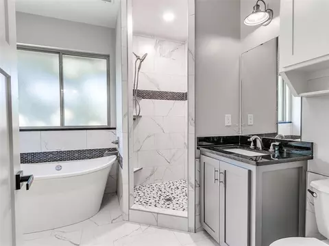 Bath - 707 E Oak St, Noble, OK 73068 photo 4 of 4