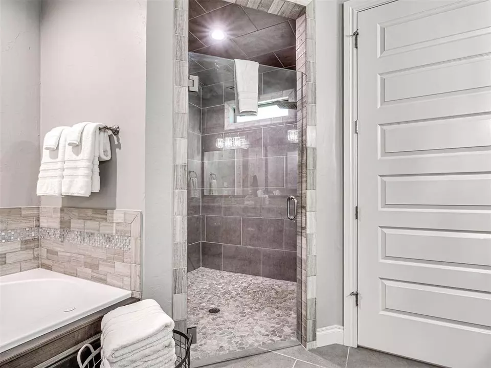  1065 Villas Creek Dr, Edmond, OK 73003 photo 35