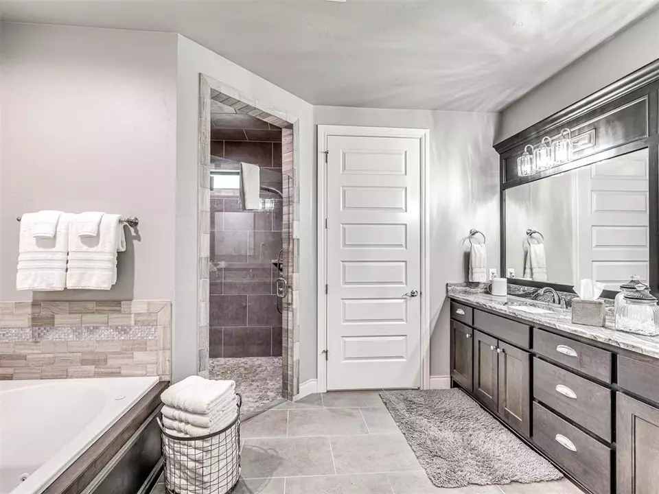  1065 Villas Creek Dr, Edmond, OK 73003 photo 32