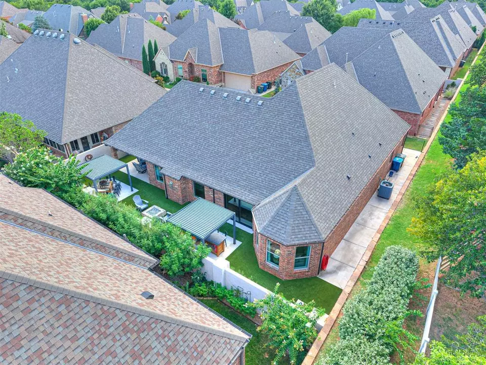  1065 Villas Creek Dr, Edmond, OK 73003 photo 47
