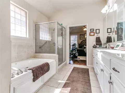 Bath - 3608 Gullane Dr, Norman, OK 73072 photo 3 of 7
