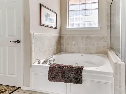Bath - 3608 Gullane Dr, Norman, OK 73072 photo 5 of 7