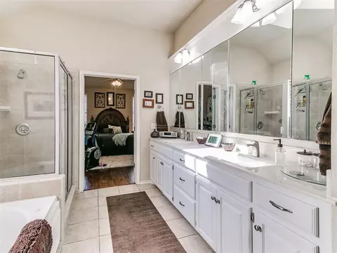 Bath - 3608 Gullane Dr, Norman, OK 73072 photo 4 of 7