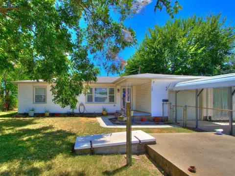 702 E Washington St, Tecumseh, OK 74873 photo 2