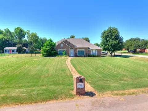 1308 Chipper Ln, Edmond, OK 73025