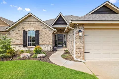 613 NE 23rd St, Moore, OK 73160