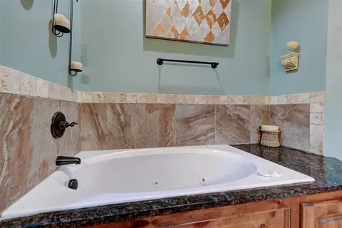 Bath - 4220 Caribou St, Tuttle, OK 73089 photo 3 of 8