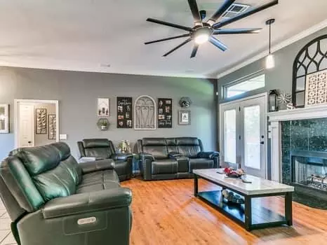 Living - 540 Elder Ln, Mustang, OK 73064 photo 1 of 3
