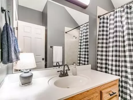 Bath - 540 Elder Ln, Mustang, OK 73064 photo 1 of 8