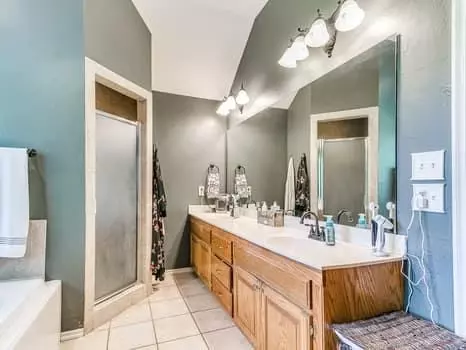 Bath - 540 Elder Ln, Mustang, OK 73064 photo 6 of 8