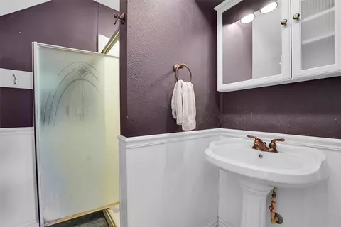 Bath - 519 S Oak Ave, Erick, OK 73645 photo 3 of 3