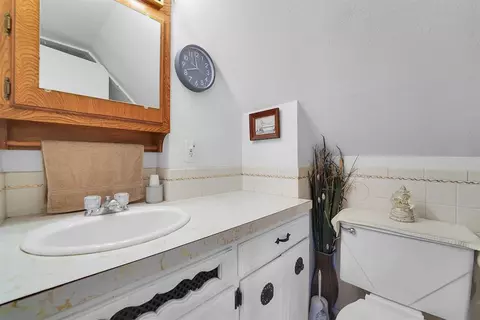 Bath - 519 S Oak Ave, Erick, OK 73645 photo 2 of 3