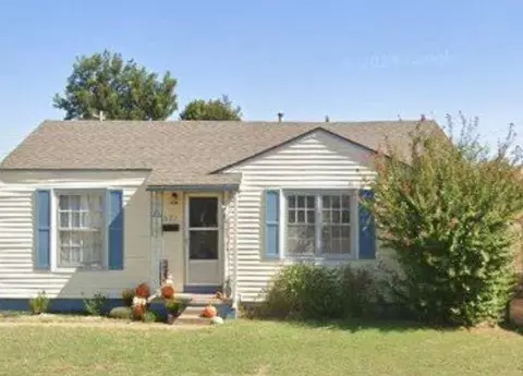527 S 11th St, Clinton, OK 73601