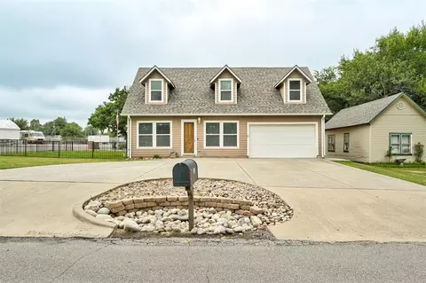210 N 4th St, Yukon, OK 73099