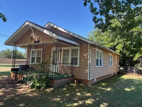 606 SW 6th St, Lindsay, OK 73052