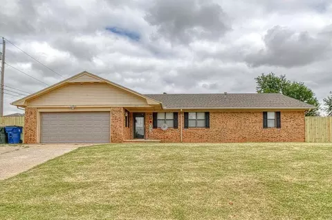 3003 Lacey Dr, Chickasha, OK 73018 photo 1
