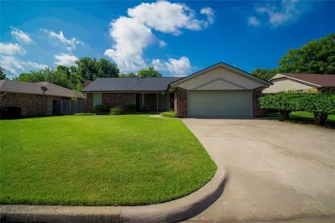 708 N Cross Timbers Dr, Moore, OK 73160