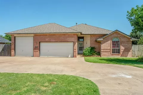 913 SE 34th St, Moore, OK 73160