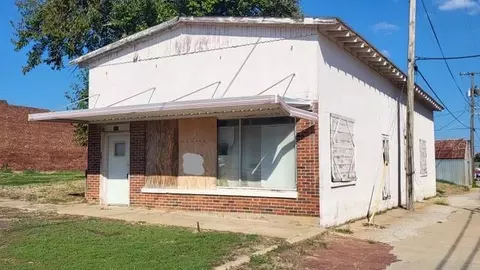 114 N 2nd St, Okemah, OK 74859