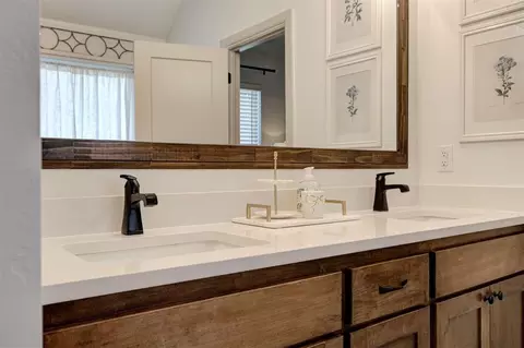 Bath - 8724 Beechgrove Dr, Arcadia, OK 73007 photo 2 of 4