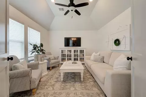 Living - 8724 Beechgrove Dr, Arcadia, OK 73007 photo 6 of 7