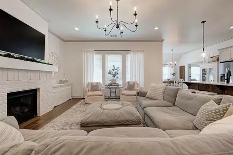 Living - 8724 Beechgrove Dr, Arcadia, OK 73007 photo 2 of 7