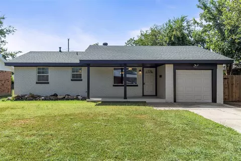912 SW 1st St, Moore, OK 73160