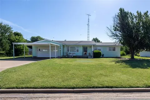 821 N 1st St, Okeene, OK 73763