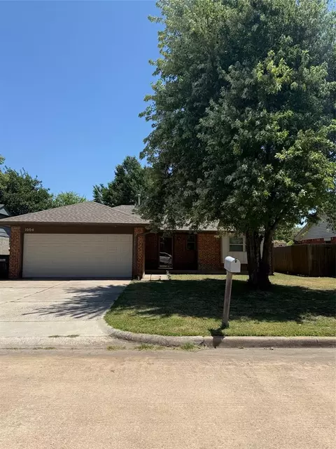 1004 Newport Ave, Moore, OK 73160