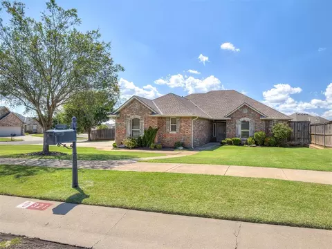321 Highland Village Dr, Norman, OK 73069