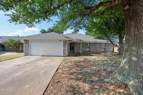 2121 Shamrock Dr, Edmond, OK 73003