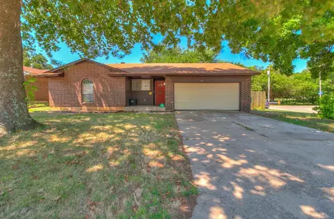 421 Woodland Dr, Midwest City, OK 73130