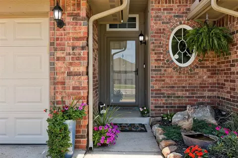 608 Manhattan Dr, Moore, OK 73160 photo 4