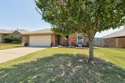 608 Manhattan Dr, Moore, OK 73160
