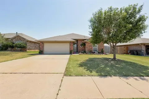 608 Manhattan Dr, Moore, OK 73160 photo 2