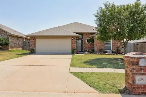 608 Manhattan Dr, Moore, OK 73160 photo 3