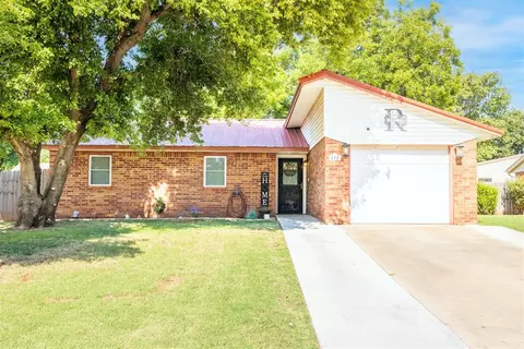111 Sondra Dr, Elk City, OK 73644