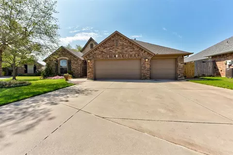 204 SW 173rd St, Moore, OK 73170
