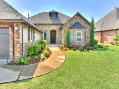 2101 Newbrook Dr, Edmond, OK 73003 photo 3
