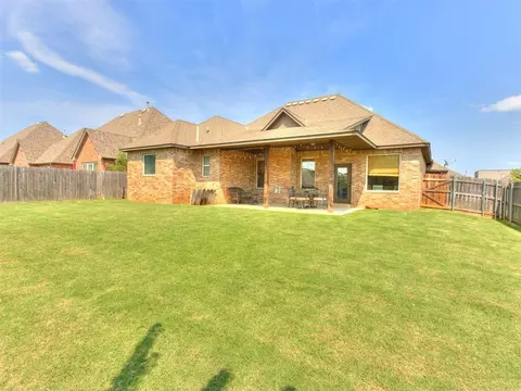 2101 Newbrook Dr, Edmond, OK 73003 photo 4